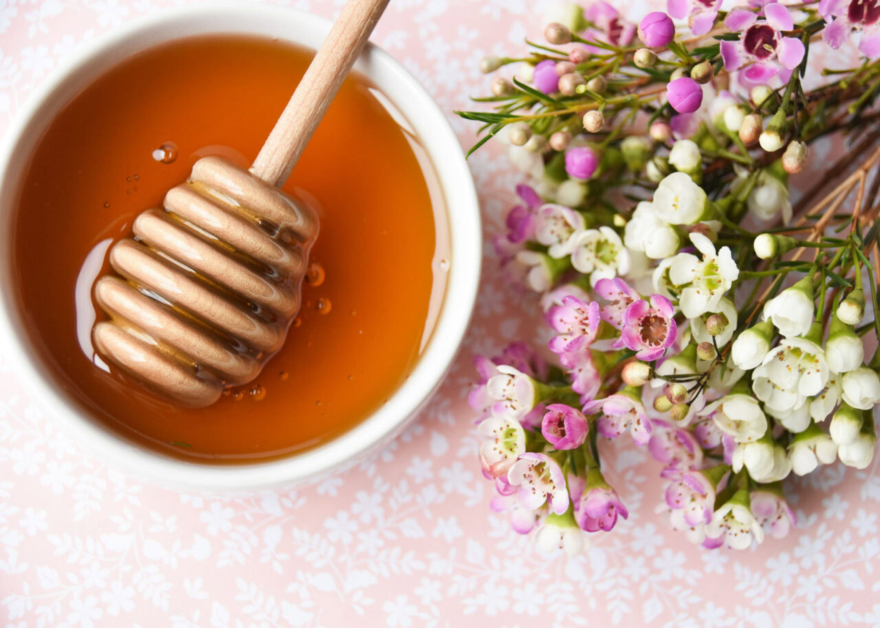 manuka-honey-1280x914-1 Manuka honey next to Manuka flowers